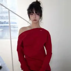 オンスカ 片方オフショルダー 弾力性のある Tシャツ 赤