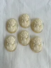 【M25】ブローチ カメオ風 ヨーロッパ調　クラシカル　アンティーク調 顔 横顔 樹脂 象牙調 プラスチック おしゃれ レトロ