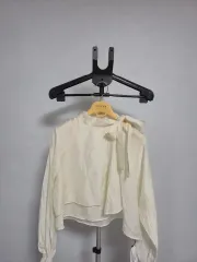 エイラブルフリルラブブラウス