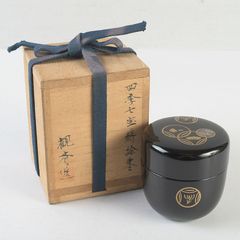 新井司峰 作 秋草蒔絵 松溜塗 大棗 共箱 共布 茶道具 茶道具 新井司峰作 花菖蒲蒔絵 長棗 溜塗 共箱 漆器 木製 伝統工芸