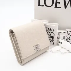 ★3日以内返品可★ 美品 LOEWE ロエベ ぺブルグレインカーフ アナグラム コンパクト フラップウォレット ライトゴースト 10966414 二つ折り財布 ベージュ グレインカーフレザー レディース