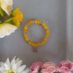 ハンドメイド／イエロービーズブレスレット／四つ葉チャーム付き