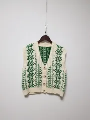 アイボリー 緑 パターン ニット ベスト