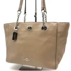 コーチ COACH トートバッグ レザー ベージュ チェーンショルダー ターンロック 肩掛け  大容量 通勤 通学 上品 高級感 レディース シンプル 人気モデル ビジネス カジュアル兼用 ロゴチャーム付き おしゃれ