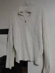 ウールケーブルニットです。アイボリーカラーのケーブルパターン編みが際立つ