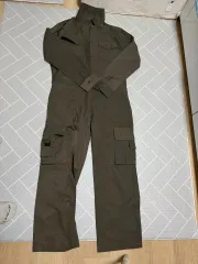 カーキ色 ジャンプ スーツ