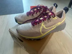 ナイキ ペガサス トレイル 4 ランニングシューズ 230 新品