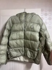 ナイキ ACG プリマロフト ダウン ジャケット カーキ