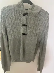 ケーブル編みニットカーディガン グレー