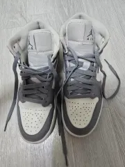 NIKE(ナイキ) エア ジョーダン 1 ミッド グレー/ホワイト