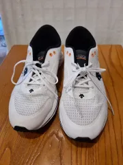 デサントブレーザーアトス 白 スニーカー メッシュ ランニングシューズ