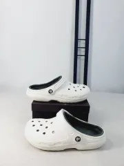 crocs(クロックス) ファー サンダル クラシック裏地付き klogg(クロッグ) 白 m7 w9