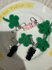 ハンドメイド 編み 四つ葉のクローバー / ぬいぐるみ キーホルダー
