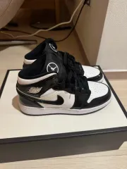 ナイキ エアジョーダン1 ミッド ブラック/白
