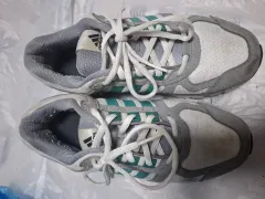 アディダス スニーカー