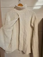 ケーブル編みタートルネック ニット