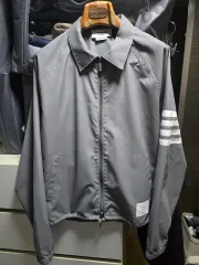 トム・ブラウン 斜めボーダー袖ストライプ ウィンドブレーカー