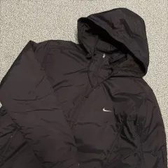 Woman's NIKE ナイキ オールドスクール スウッシュ 軽量ダウン A-