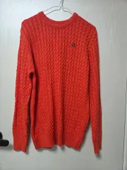 ケーブル編みクルーネックニット