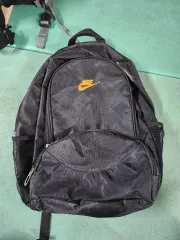 ナイキ 黒色 バックパックです