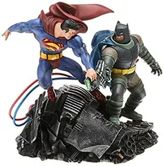 DC Collectibles The Dark Knight Returns: バットマン vs スーパーマン ミニバトル像、マルチカラー