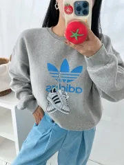アディダス 起毛 グレー スウェットシャツ ロゴ オーバーサイズ プリンティング グラフィック スウェット