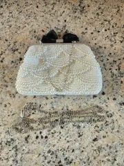 パール装飾リボンクラッチバッグ