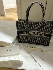 ディオール ブック トートバッグ ミディアム サイズ