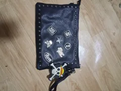 スタッズ装飾 ブラック クラッチバッグ