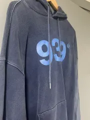 939 アーカイブボールド ブルー フーディー