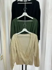 ケーブル編み Vネック カーディガン ブラック/アイボリー/カーキ