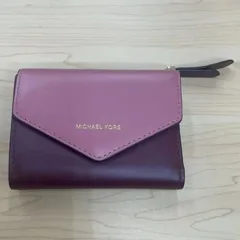 ◎【✨財布✨】マイケルコース　折りたたみ財布　三つ折り 　MICHAEL KORS　高級　ブランド　ロゴ　レディース　女性　カード　小銭　ケース付き　革　レザー　上質　ファスナー　カラー　ピンク色　緋色　カジュアル　普段使い　おしゃれ　かわいい　エレガント