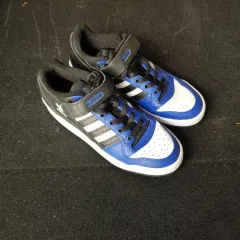 アディダス バックル スニーカー ブルー/ブラック