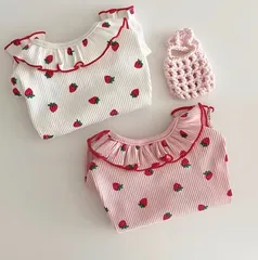 123ドッグウェア　いちご　苺柄　フリル付きTシャツ　ベリーペット服　ペットウェア　小型犬用服　犬用品　春夏秋冬用服　オールシーズン　ホワイト　ピンク　犬服　犬の服　可愛い服　お出かけ　ルームウェア　防寒着　抜け毛対策　防止