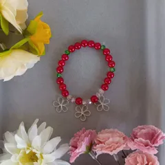 ハンドメイド／レッド×グリーン ビーズブレスレット／フラワーチャーム付き
