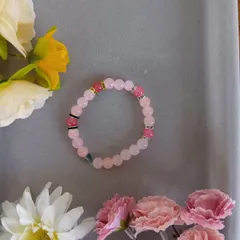 ハンドメイド／ピンクビーズブレスレット／アクセントビーズ入り