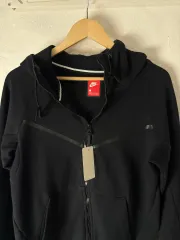 ナイキ オールブラック テックパック フードジップアップ