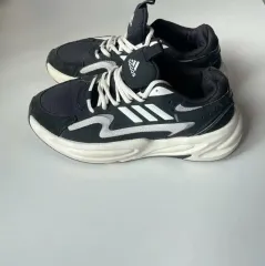 235 adidas 11/24年 サイズ235 スニーカー 23.5センチ