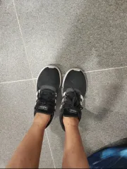 アディダス 黒 スニーカー