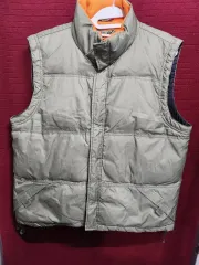 カーキ色 ダウンベスト