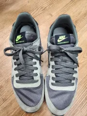 ナイキ インターナショナリスト グレー スニーカー