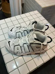 ナイキ エア モア アップテンポ 白黒