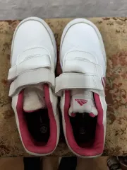 アディダス 白 バックル スニーカー