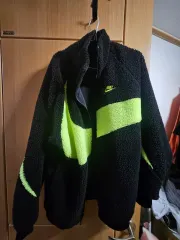 ナイキ ブラック 蛍光 フリース