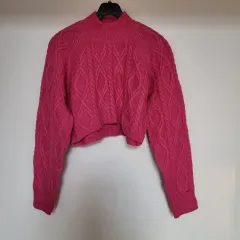 ピンク クロップド ケーブル編み ニット