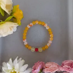 ハンドメイド／淡色ビーズブレスレット／レッドアクセント入り