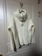 アイボリー タートルネック ルーズフィット ニット