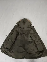 カーキ色マウンテンパーカー ダウン