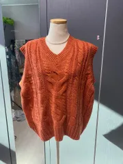 オレンジ Vネック ケーブル ニット ベスト