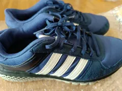 アディダス スニーカー